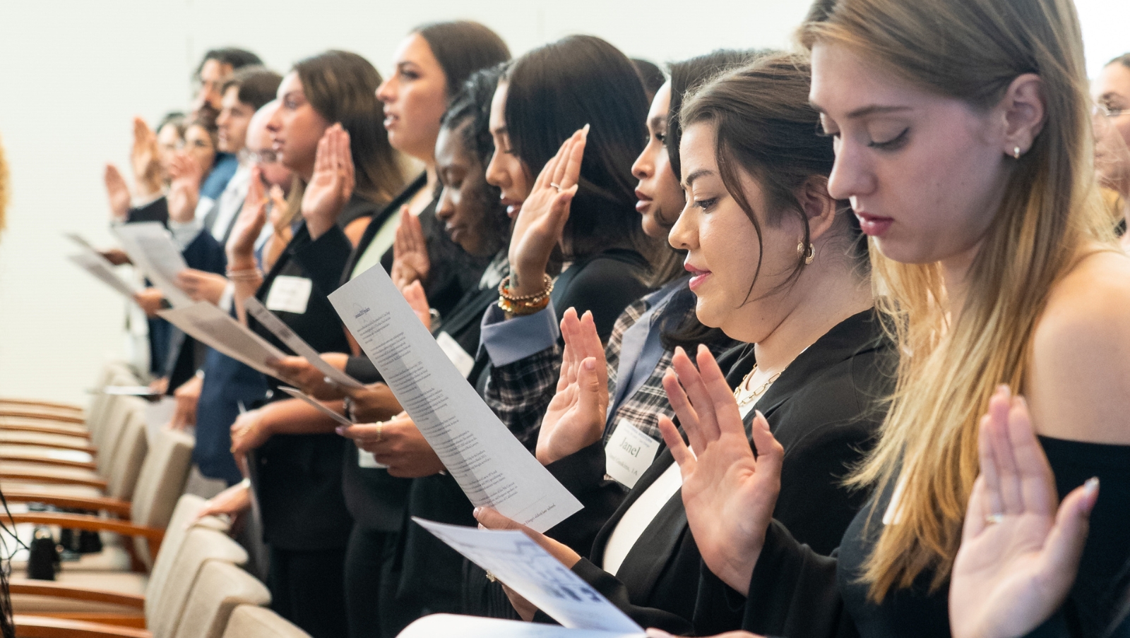 Incoming 1Ls take the Oath of Professionalism